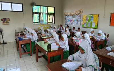 Hari Kedua STS, Murid MIN 1 Tuban Hadapi Aqidah Akhlaq dan Bahasa Indonesia