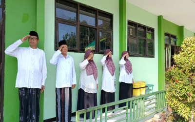 Sambut Hari Santri Nasional, Tenaga Pendidik dan Kependidikan MIN 1 Tuban Tampil Berbusana Santri
